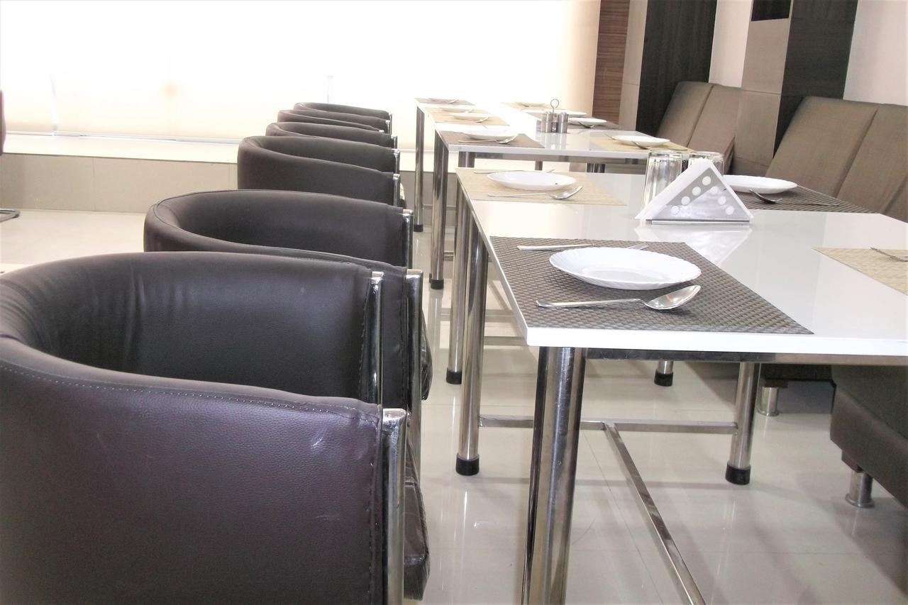 Oyo 10360 Hotel Grand Manoranjan Gorakhpur Dış mekan fotoğraf