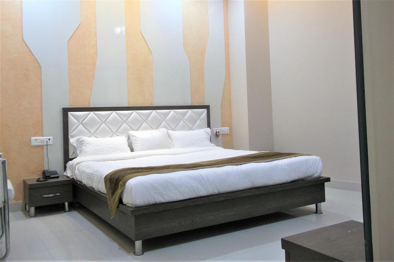 Oyo 10360 Hotel Grand Manoranjan Gorakhpur Dış mekan fotoğraf