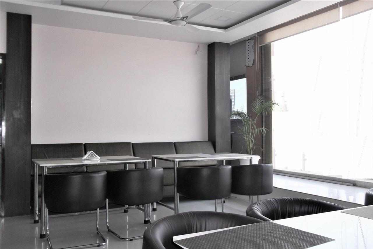 Oyo 10360 Hotel Grand Manoranjan Gorakhpur Dış mekan fotoğraf
