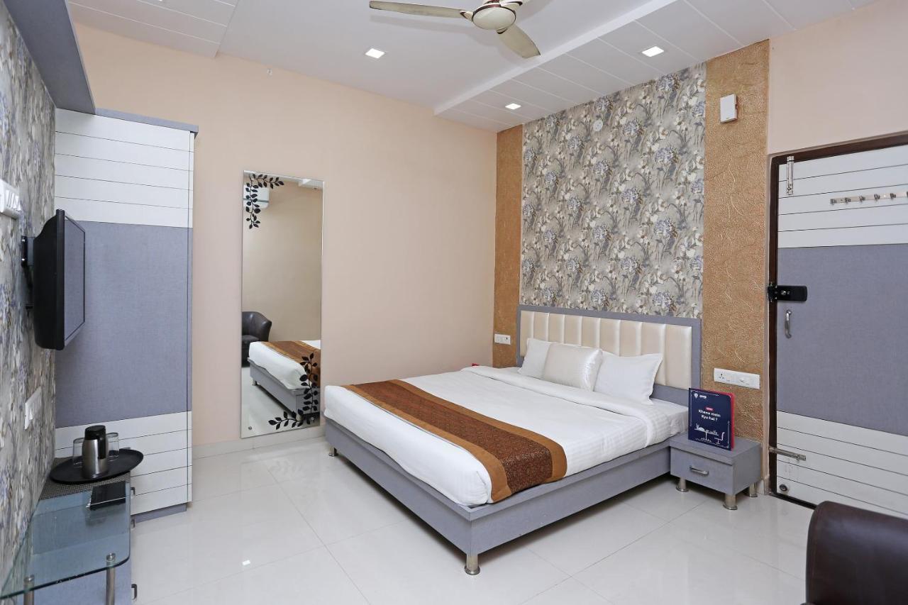 Oyo 10360 Hotel Grand Manoranjan Gorakhpur Dış mekan fotoğraf